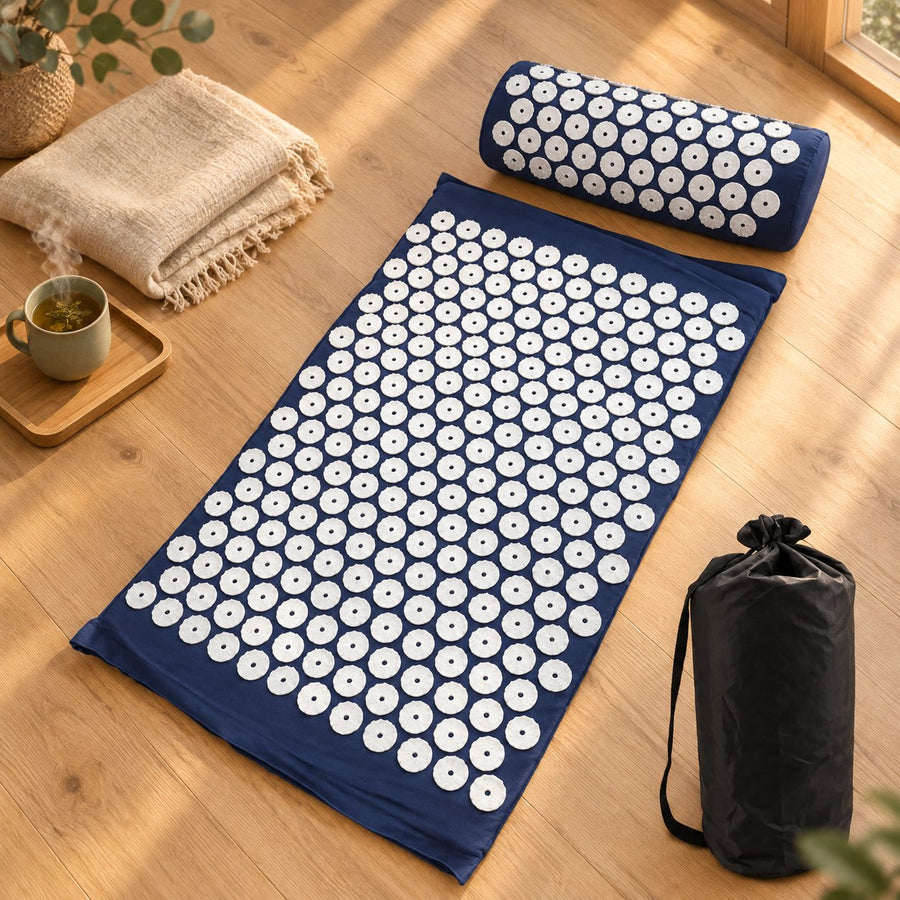 Tapis d'acupression Nuit et son coussin posés sur un parquet clair