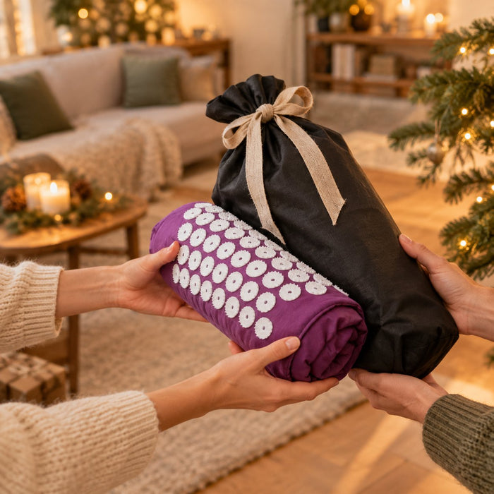 Un tapis d'acupression violet et son sac de rangement offerts en cadeau