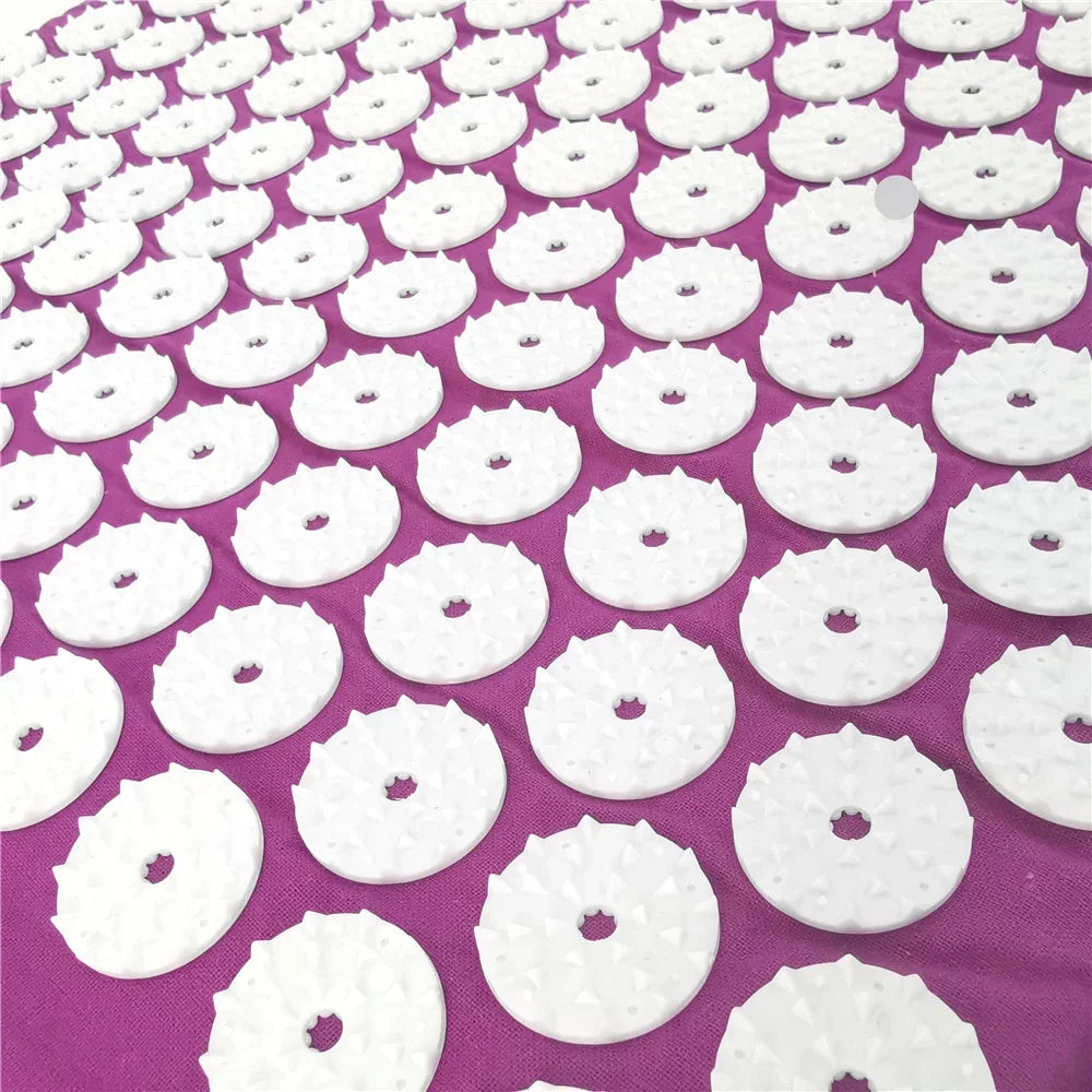 Détail des picots en forme de fleurs du tapis d'acupression