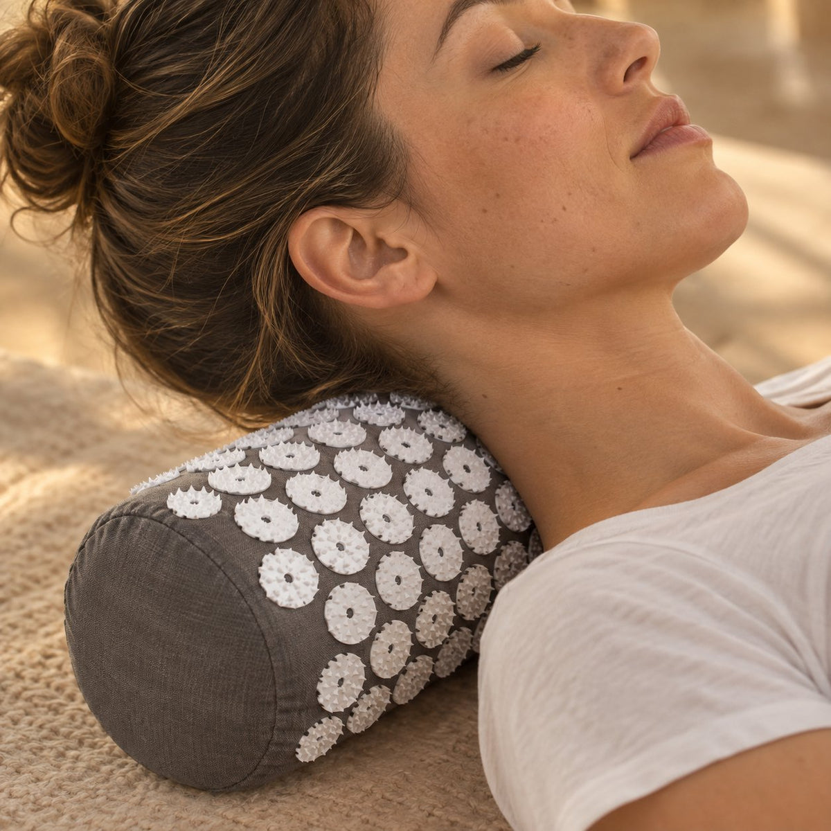 Coussin d'acupression Galet glissé sous la nuque