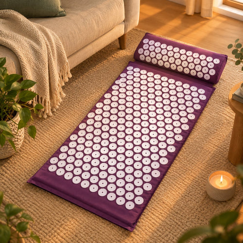 Tapis d'acupression Prune déroulé dans un salon chaleureux
